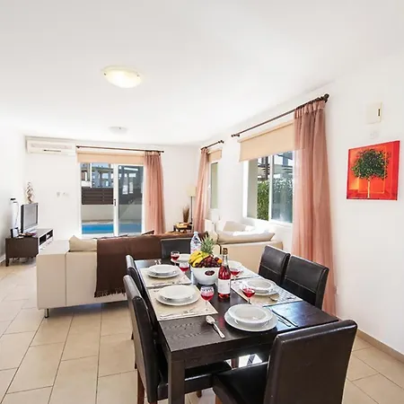 Beautiful 5 Star Holiday In A Prime Location In Paralimni,book Early To Secure Your Dates, 1319 فيلة باراليمني